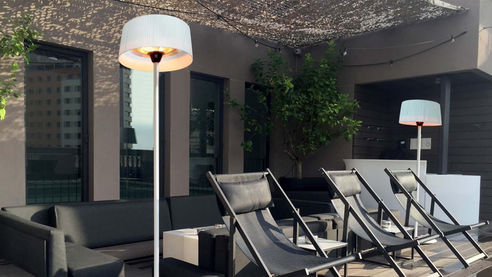 Sunred staande witte heater met stijlvolle kap onder overkapping op terras