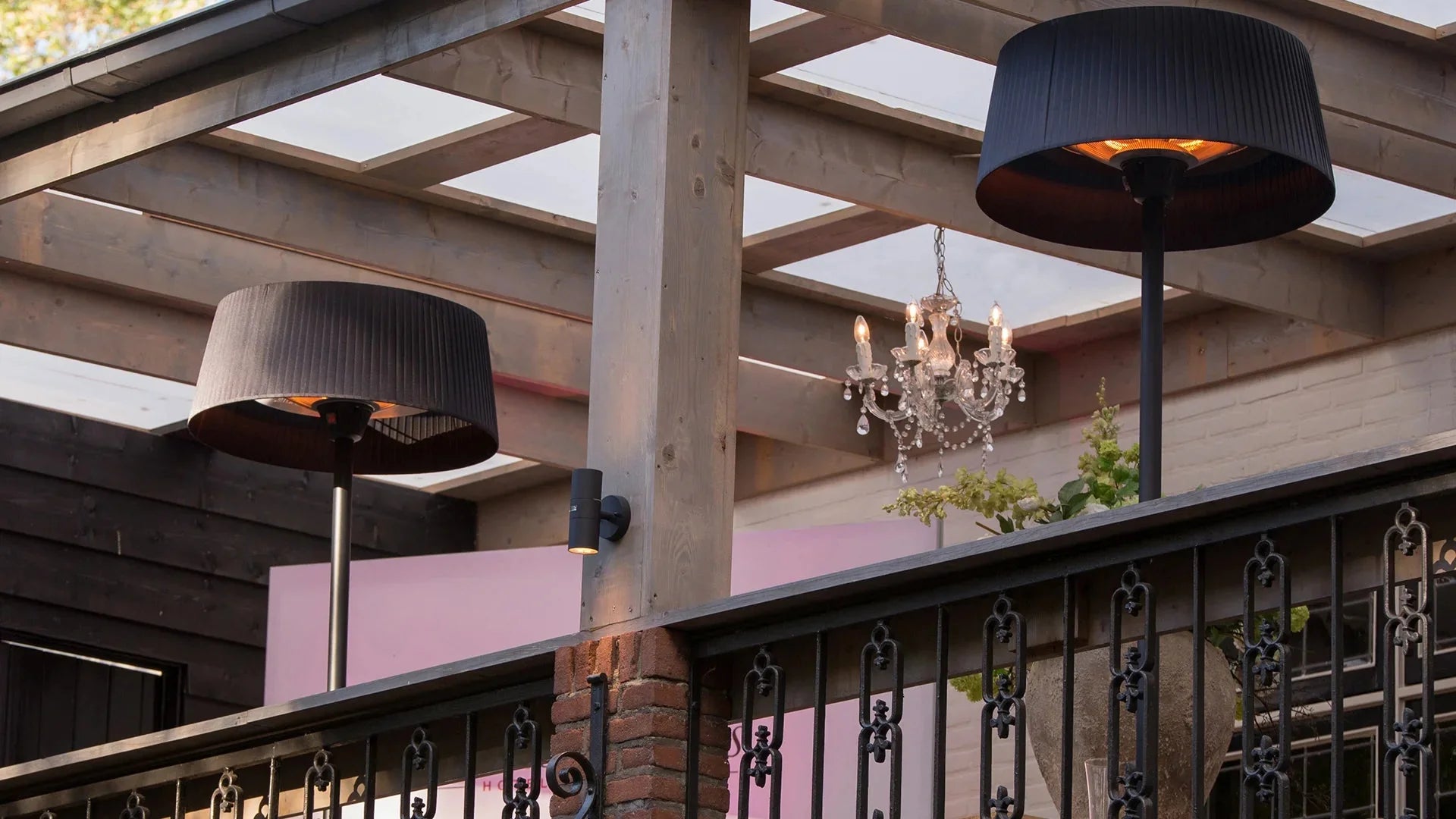 Sunred Artix Bright staande heater onder overkapping voor gezellige sfeer