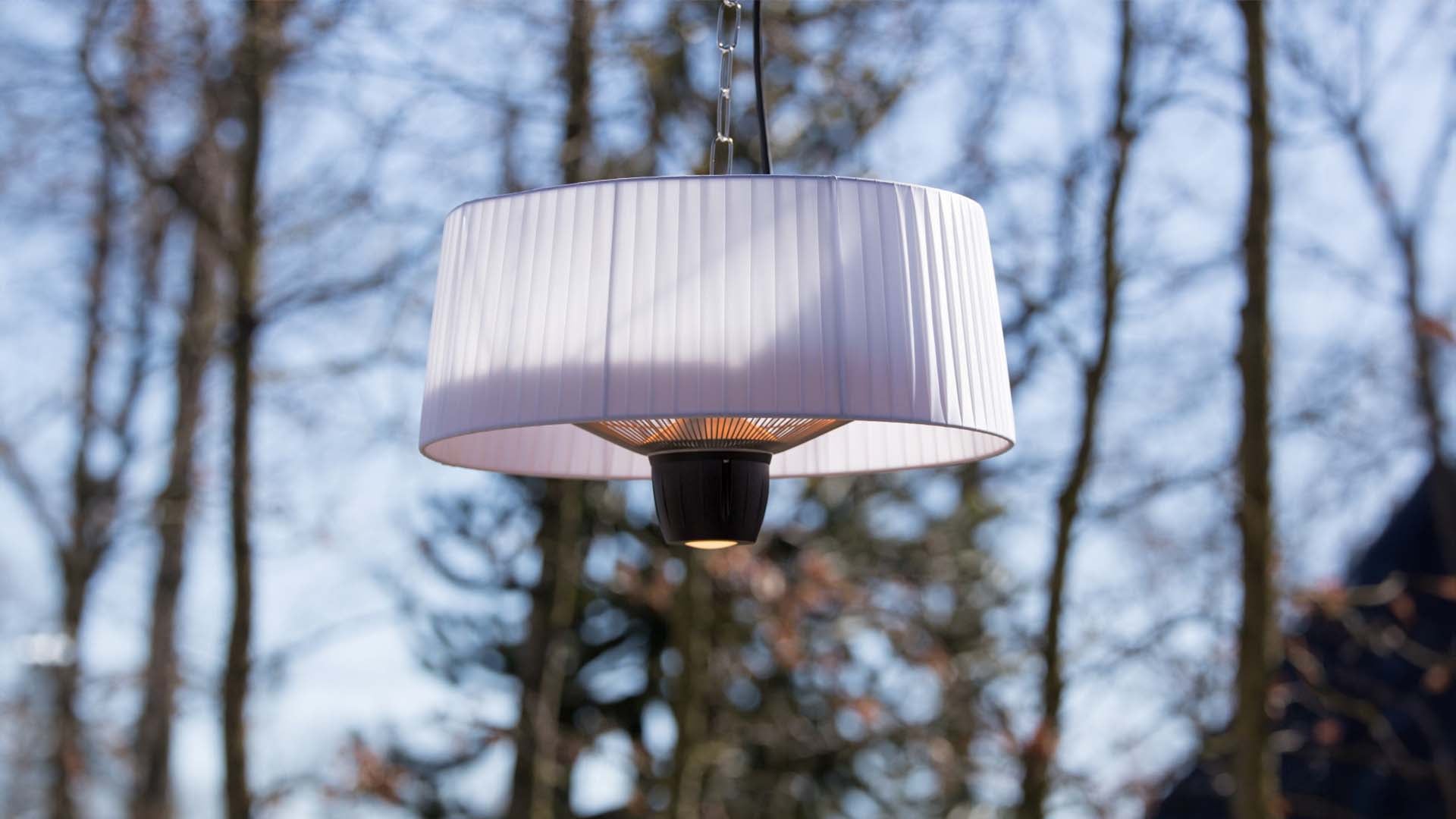 sfeervolle tuin door de Sunred Compact Artix Bright hangende witte heater