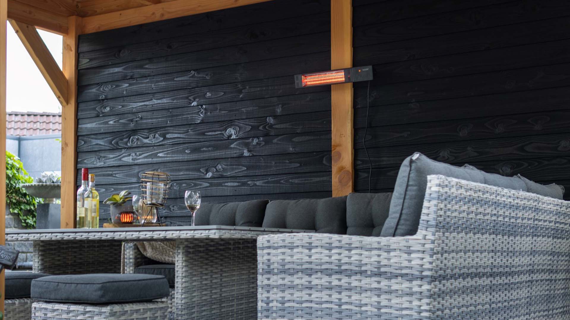 Sunred infrarood terrasverwarmer onder overkapping in tuin met 1500 watt