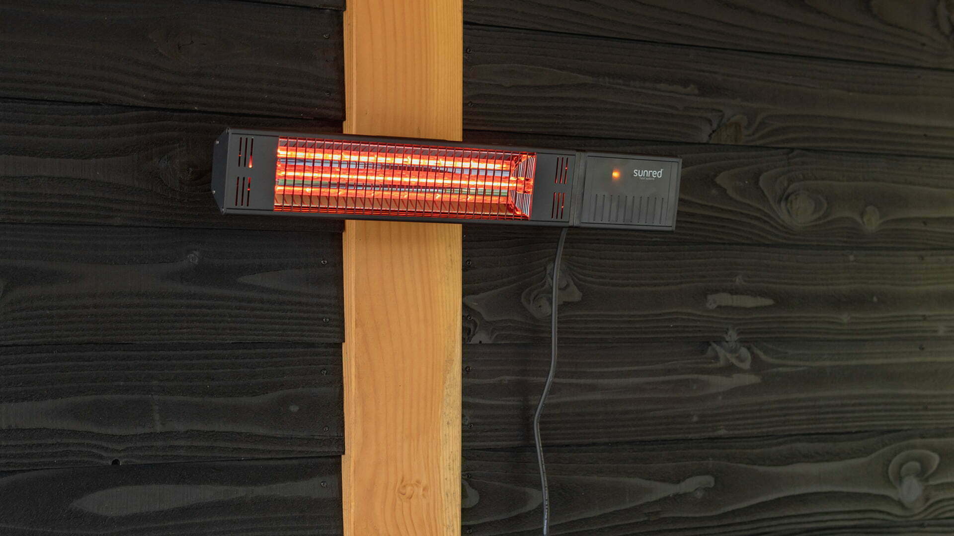Sunred Terrasverwarmer met infrarood licht voor aan de wand onder overkapping