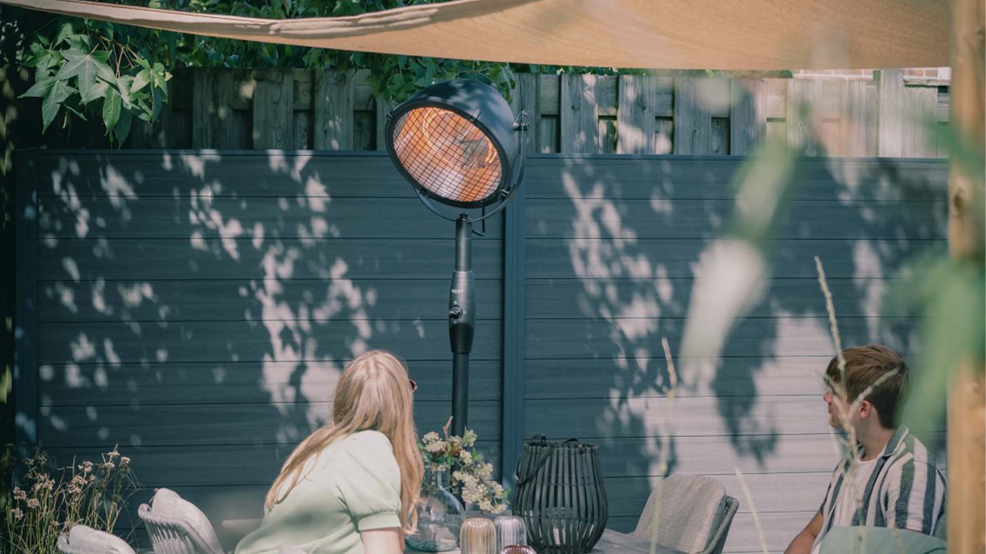 gezellige terras in tuin door Sunred Indus Bright staande zwarte heater