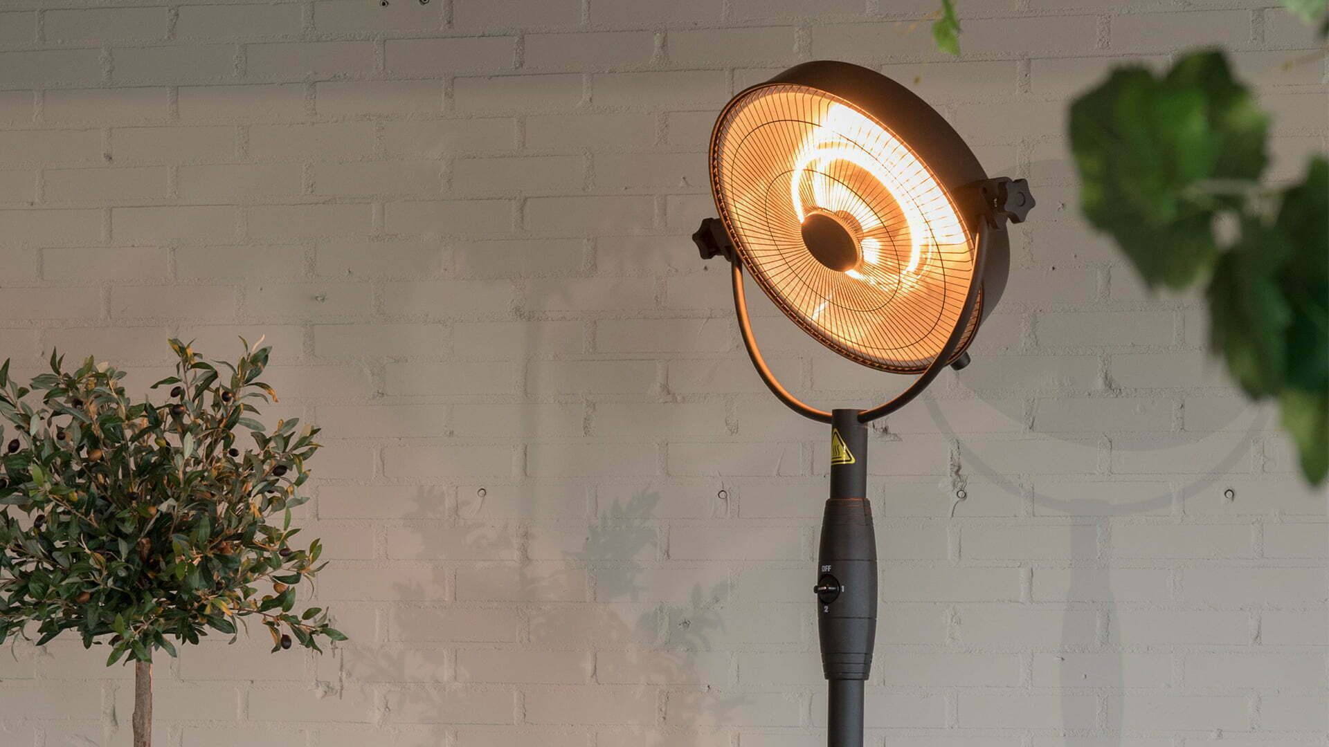 Sunred Retro Bright Zwarte staande heater met 2100 Watt in de sfeervolle tuin