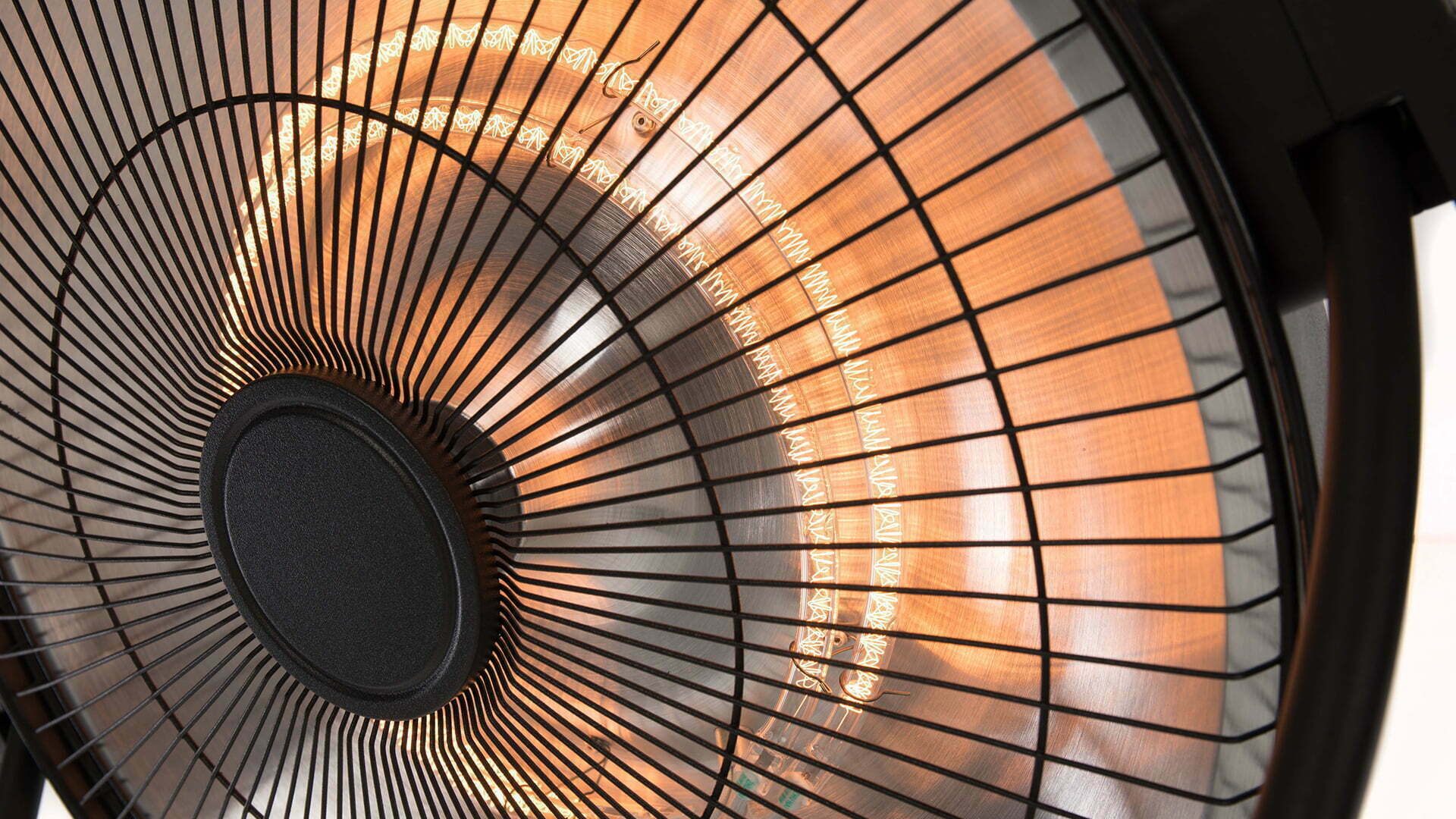 Close-up van de stijlvolle Sunred Retro Bright Zwarte heater met 2100 Watt