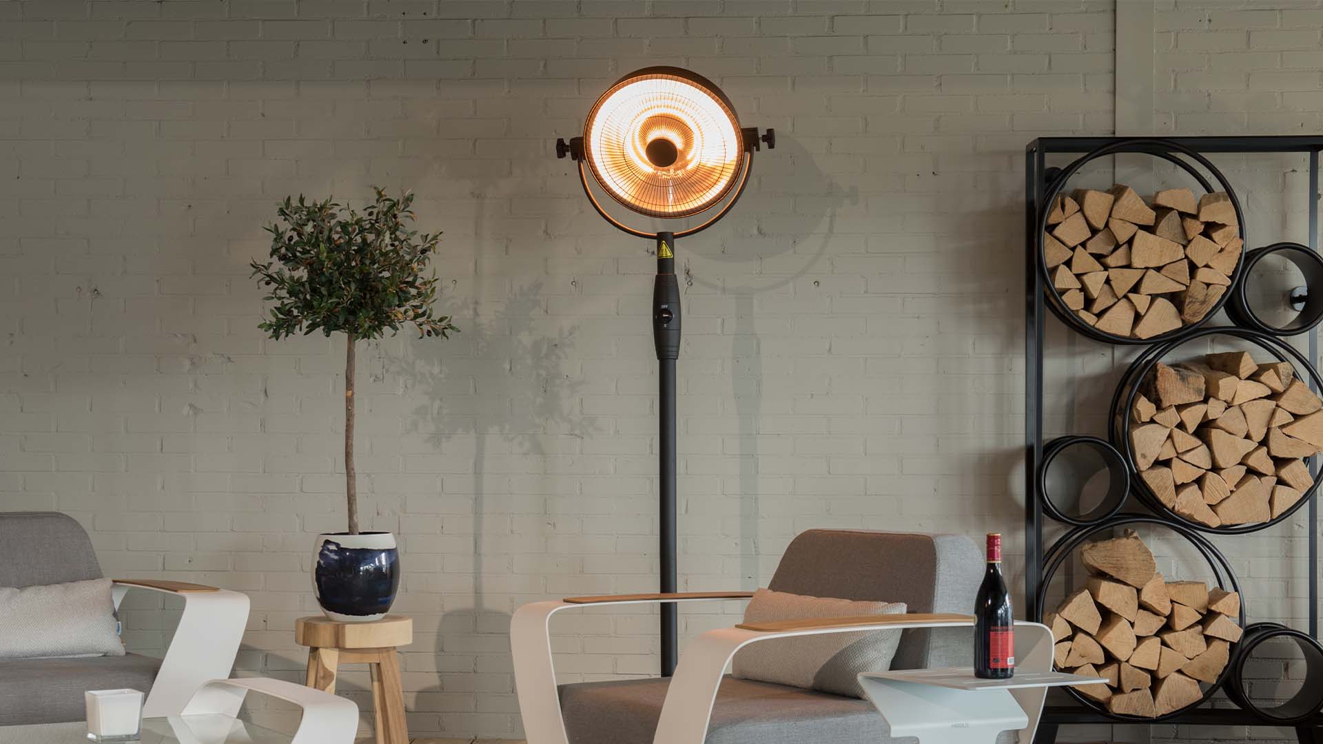 Retro Bright Sunred staande zwarte heater in sfeervolle overkapping in de tuin