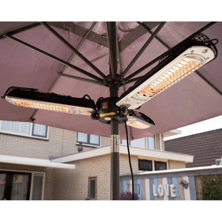 sfeervol terras met de Zwarte en zilveren staande Sunred Parasolverwarming met Halogeen verwarming