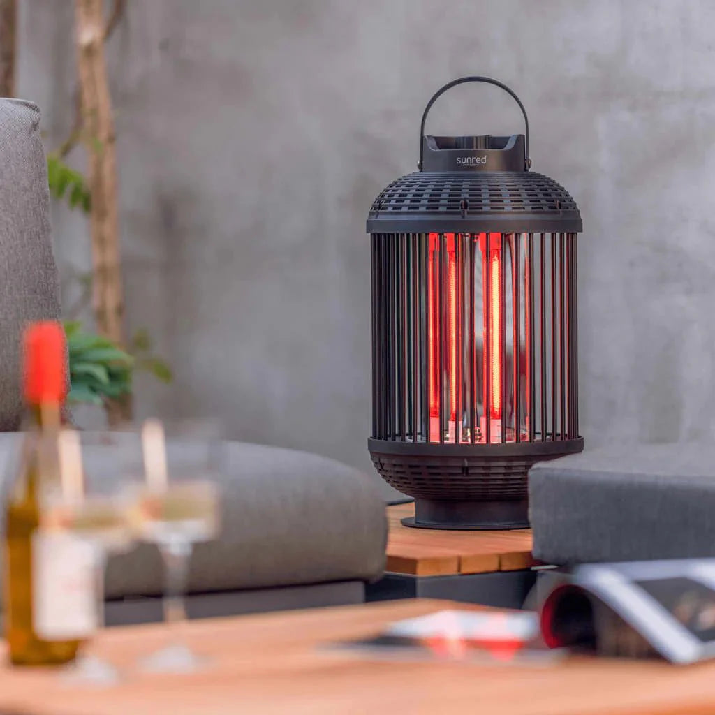 sfeervolle tuin met de Sunred Indox tafelverwarmer of terrasverwarmer