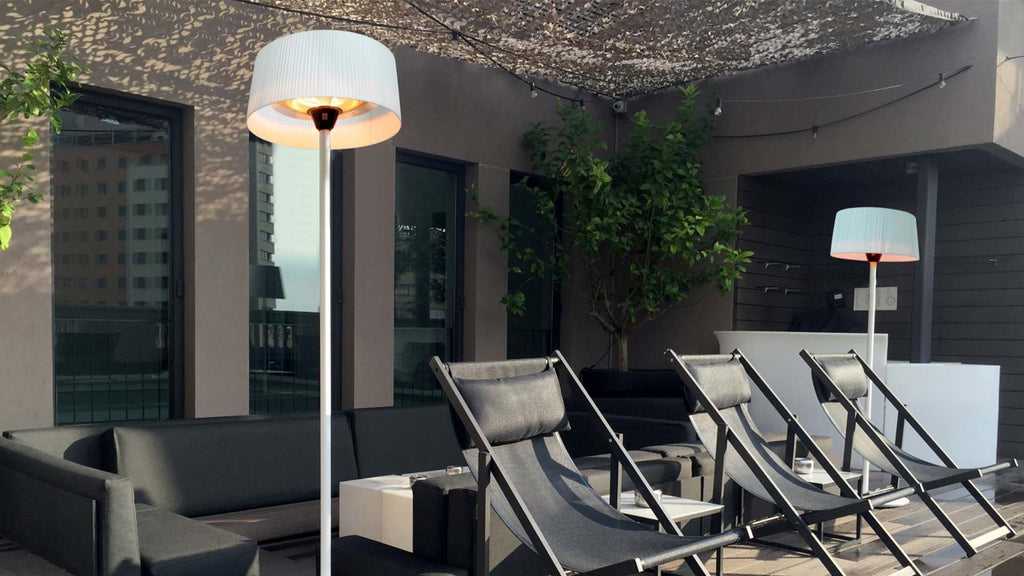 Sunred staande witte heater met stijlvolle kap onder overkapping op terras