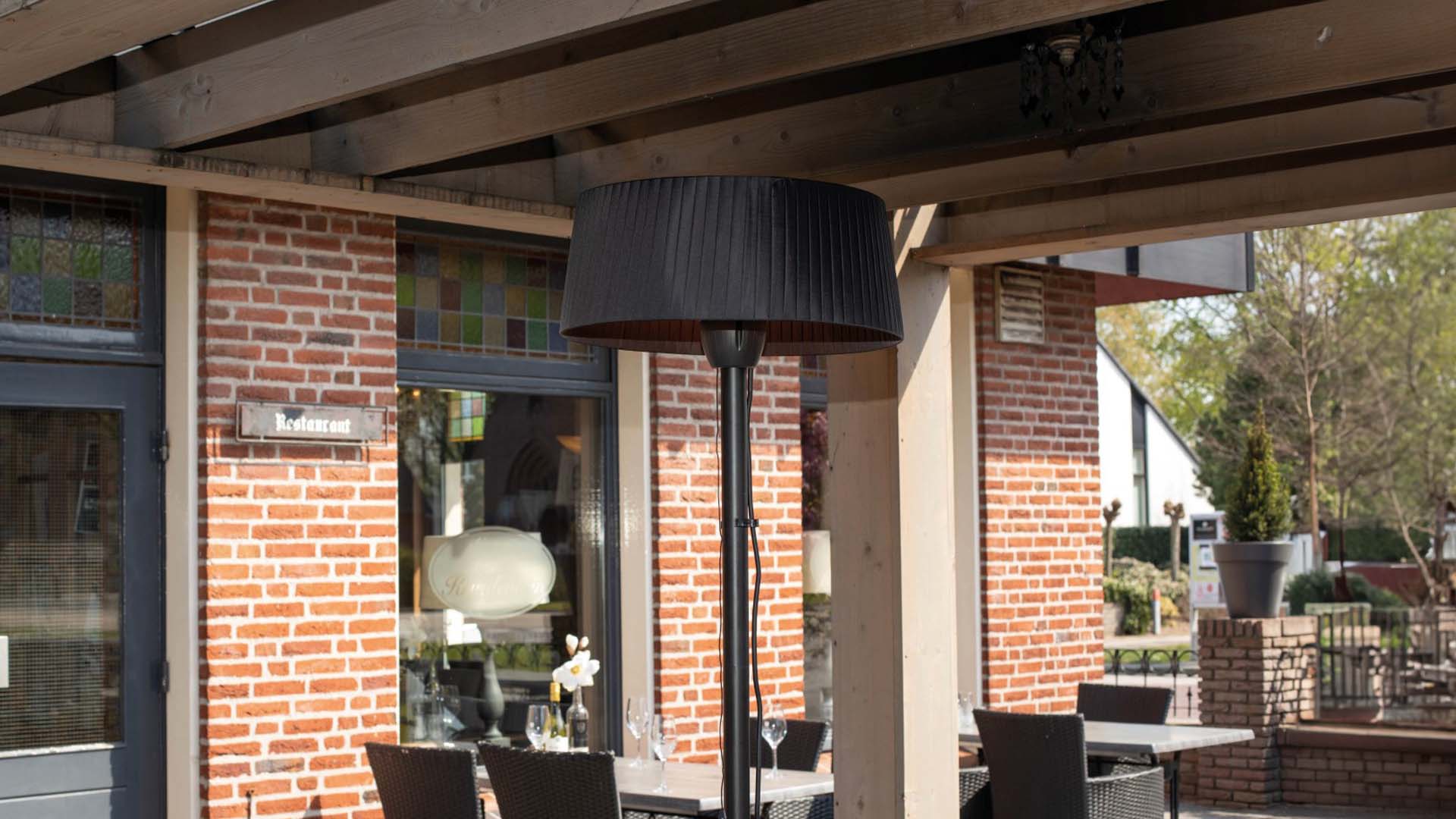 zwarte Sunred Artix Bright terrasverwarmer staand onder sfeervolle overkapping