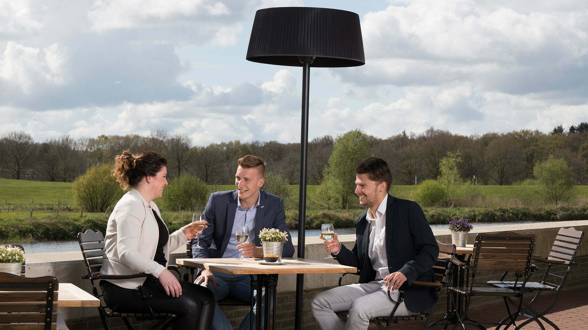 Staande Sunred Artix Bright heater op sfeervol terras voor warmte 