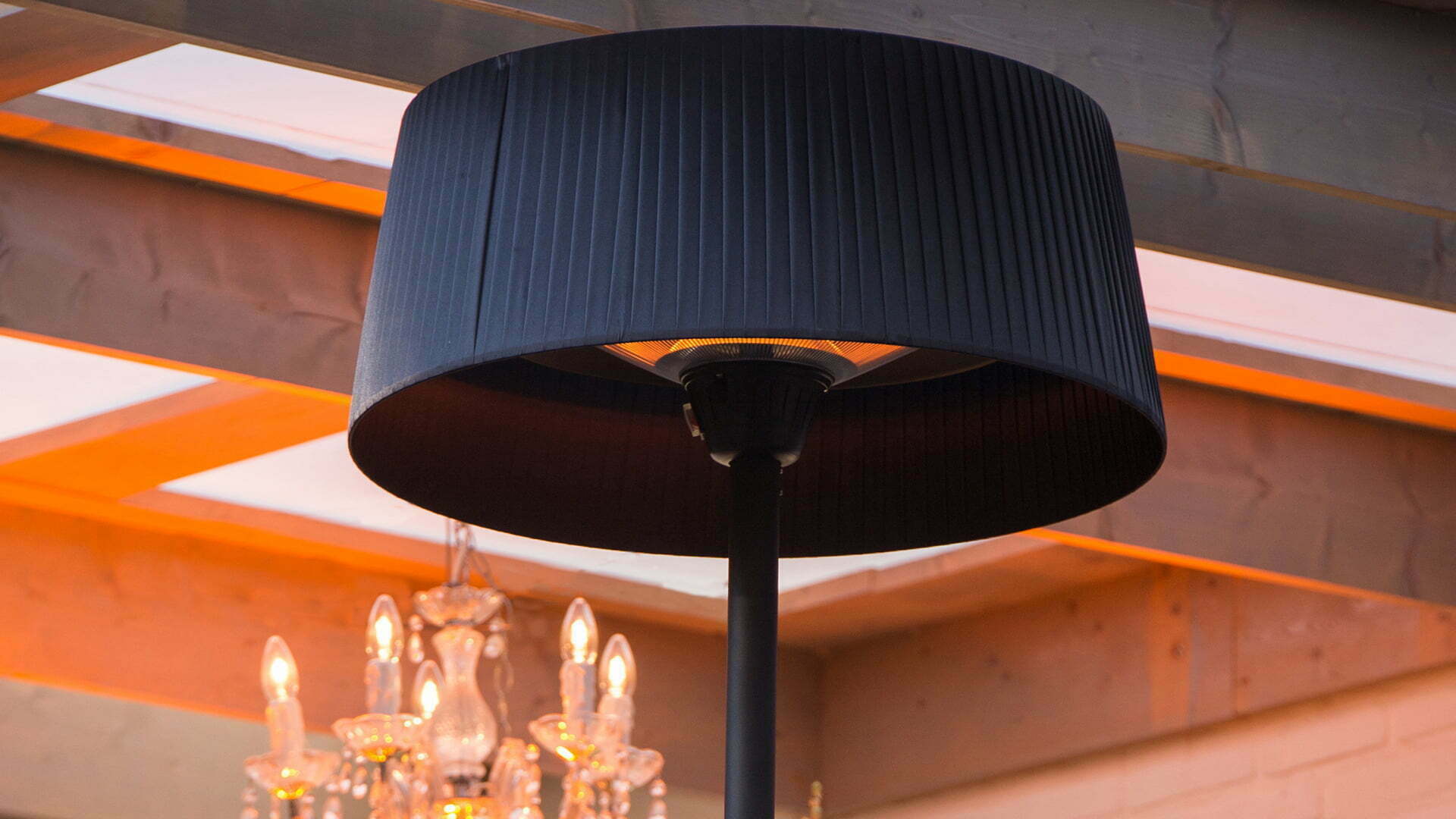 stijlvolle kap van de Sunred Artix Bright staande heater met 2100 Watt 