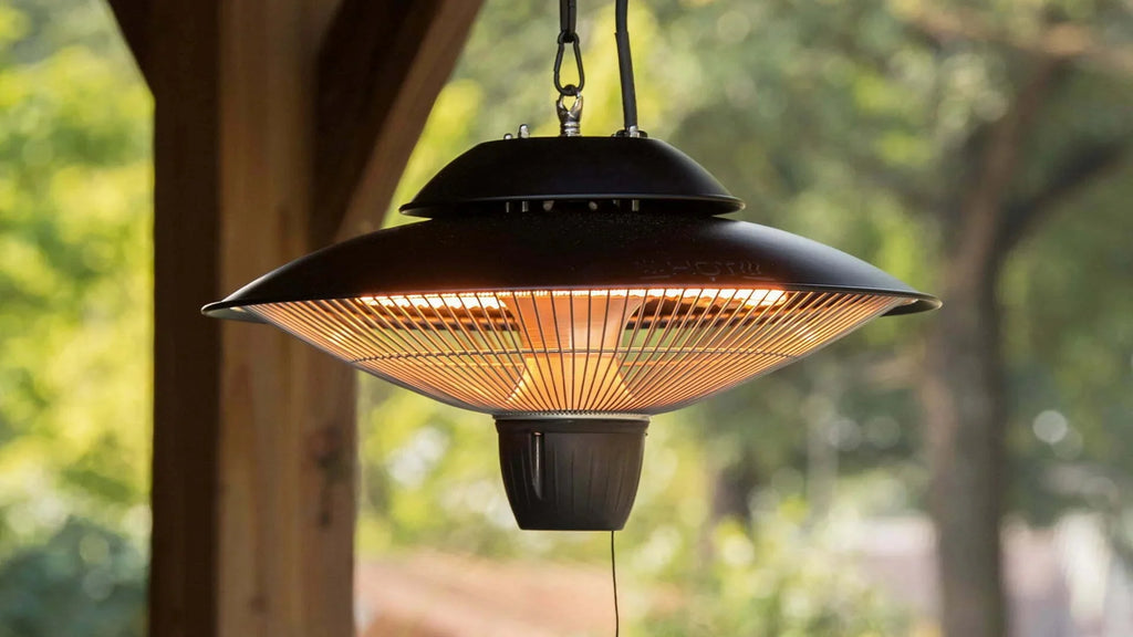 Sunred Barcelona Bright Hangende zwarte heater opgehangen in een sfeervolle overkapping