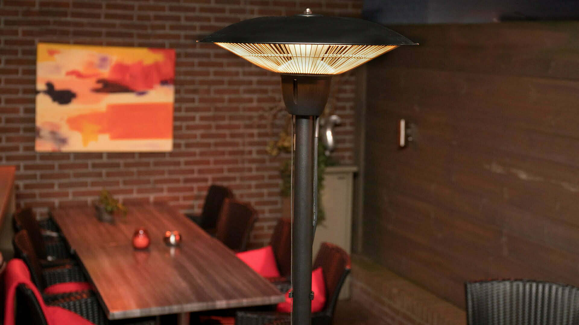 Sunred Barcelona Bright zwarte staande heater onder gezellige overkapping in de tuin