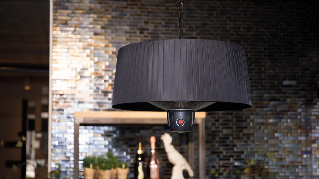 sfeervol terras door de Sunred Compact Artix Bright hangende zwarte heater met 1500 Watt