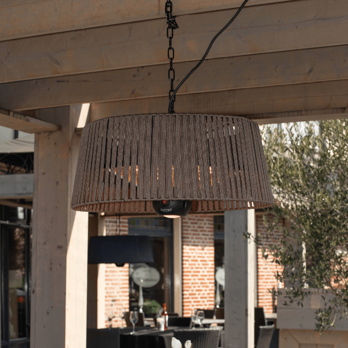 sfeervolle overkapping in tuin met de Bruine hangende Artix Corda Bright terrasverwarmer 