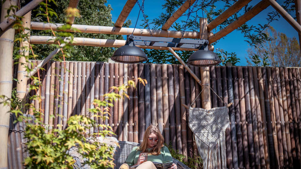 sfeervolle tuin met overkapping door Sunred Indus Bright hangende zwarte heater