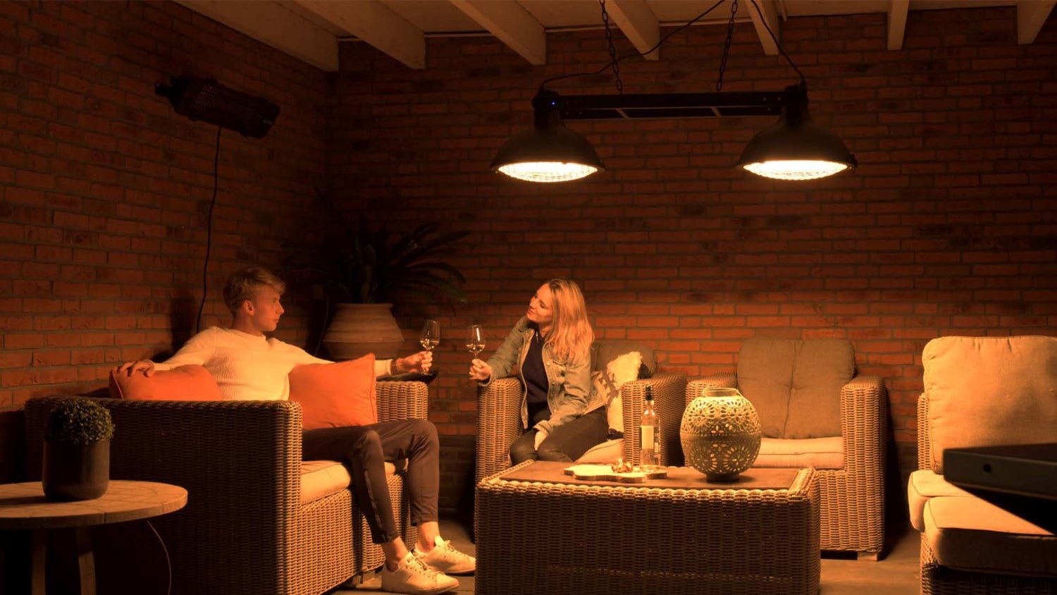 sfeervolle overkapping of terras door Sunred Indus Bright hangende zwarte heater 