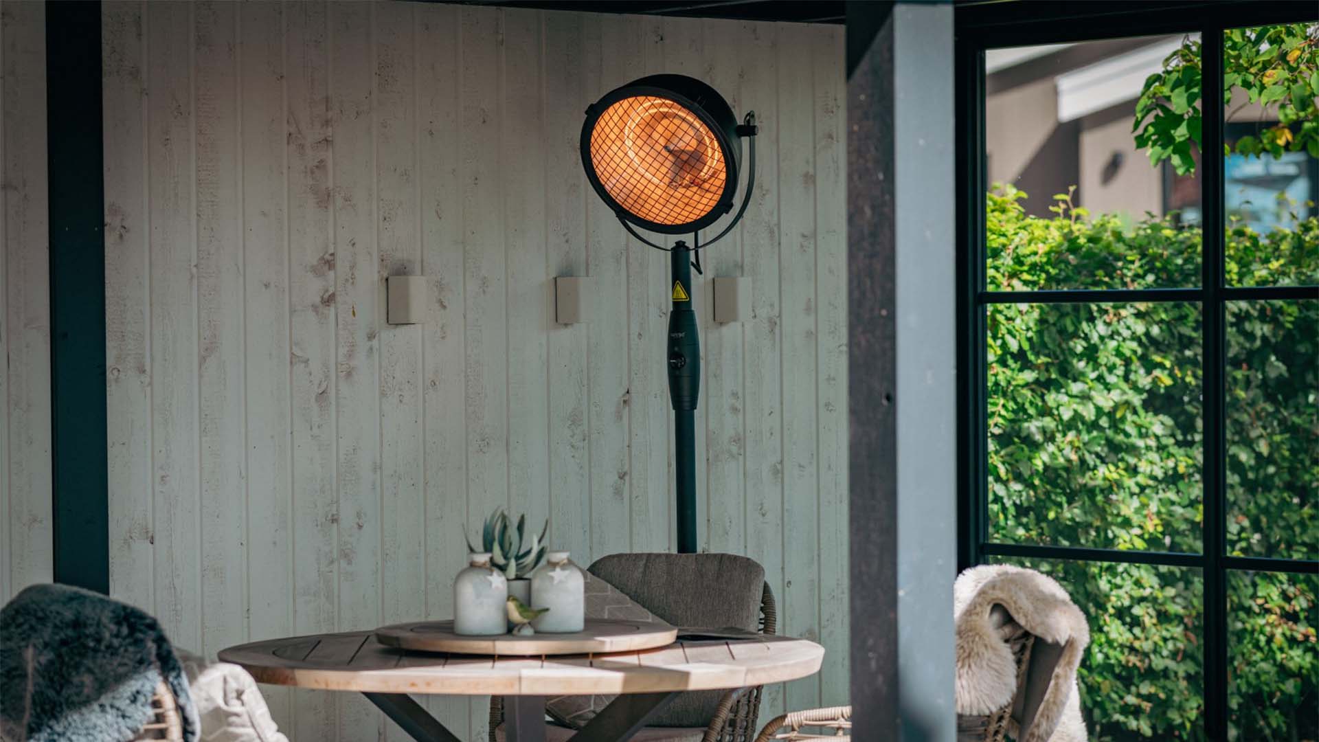 Indus Bright staande zwarte heater van Sunred onder sfeervolle overkapping