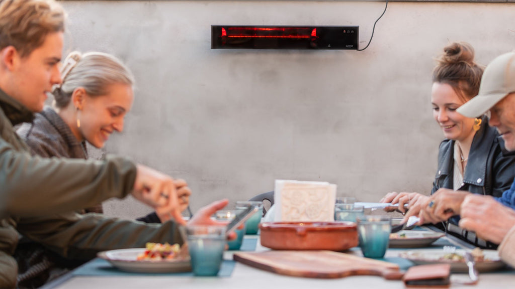 zwarte Sunred Proglax Gastro SMART hangend of wand heater voor gezellige sfeer 