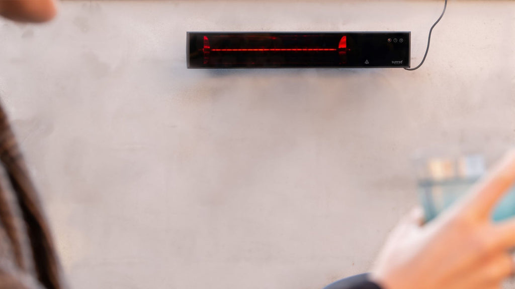 sfeer van zwarte Sunred Proglax Gastro SMART hangend of wand heater met 2000 Watt