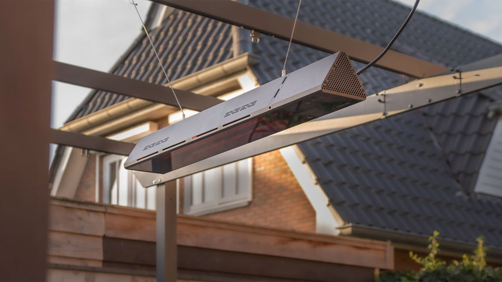 zwarte Sunred Proglax Gastro SMART hangende heater met 2000 Watt in gezellige tuin