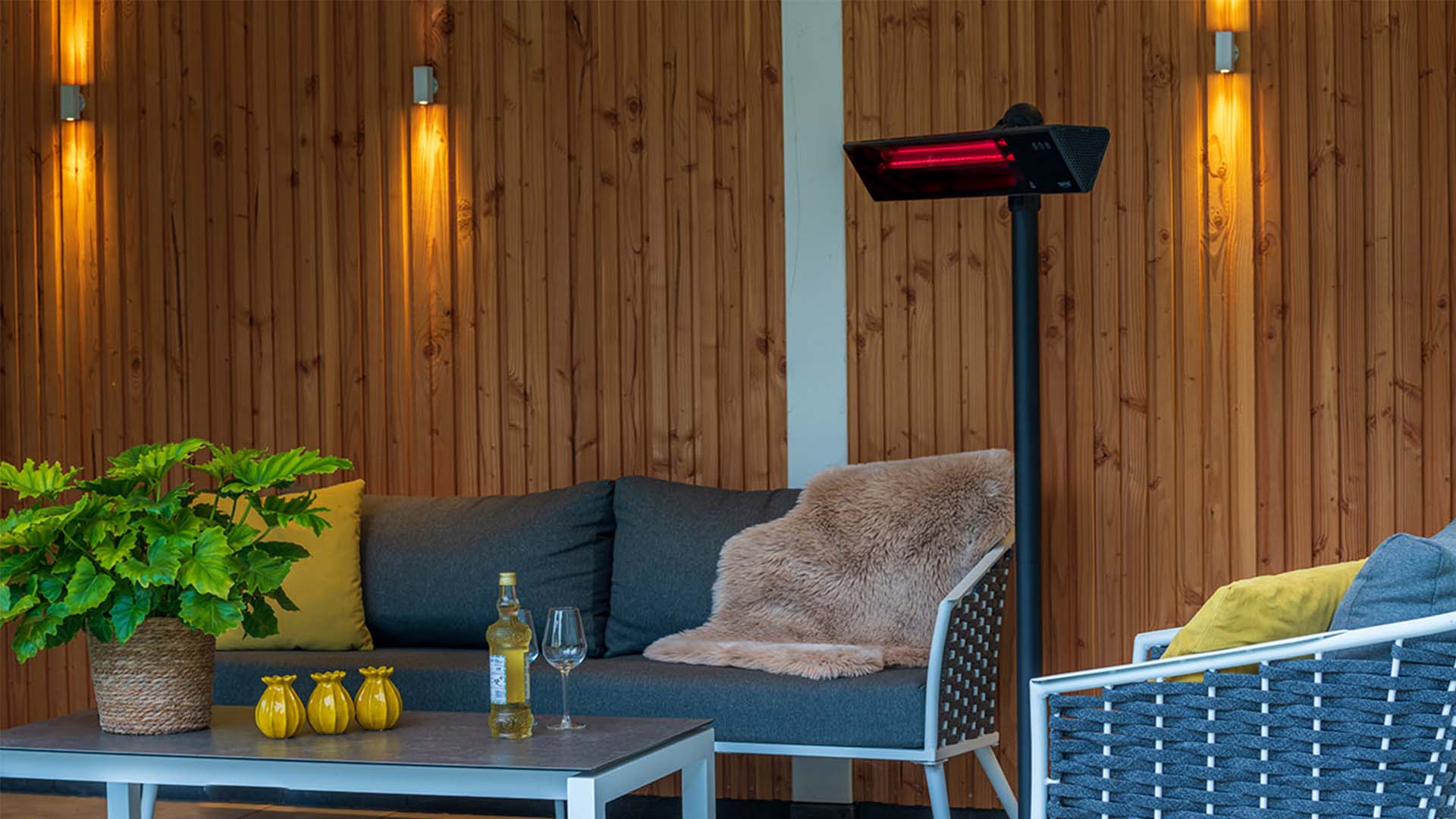 staande Sunred Proglax Gastro terrasverwarmer met 2000 Watt onder overkapping