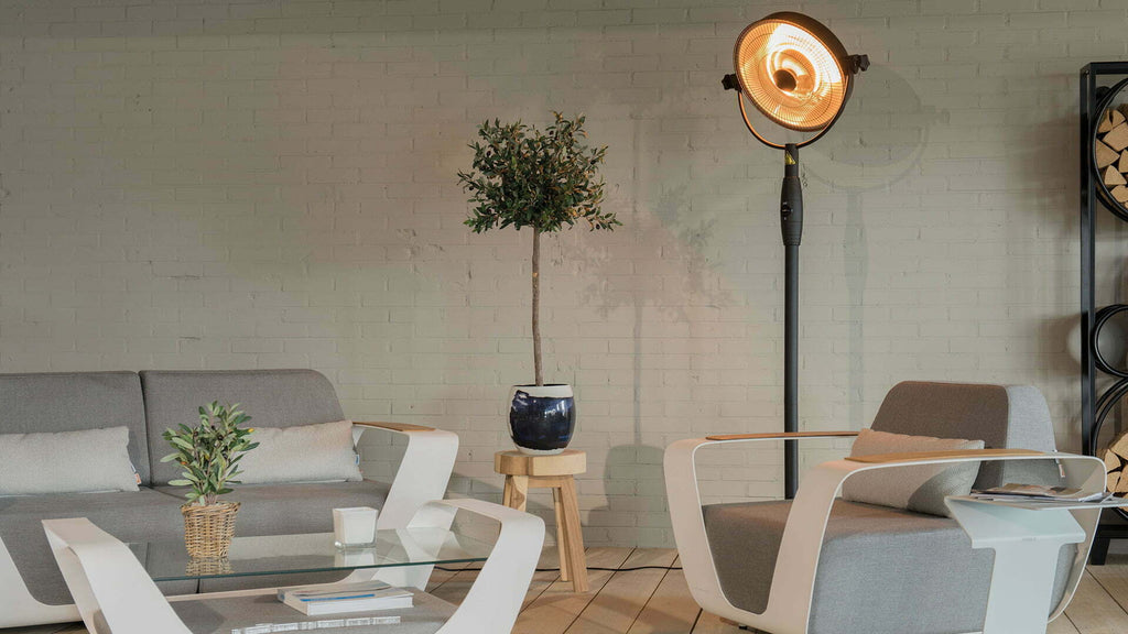 Staande Sunred Retro Bright Zwarte heater in een gezellige tuin of overkapping