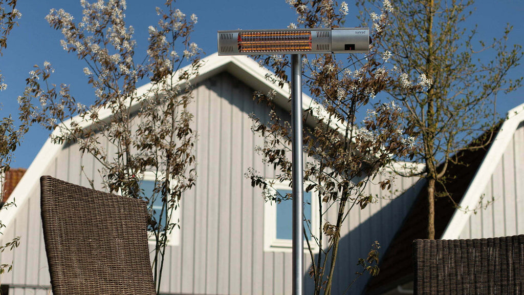 Sunred staande zilver heater met 2000 Watt in een gezellige tuin