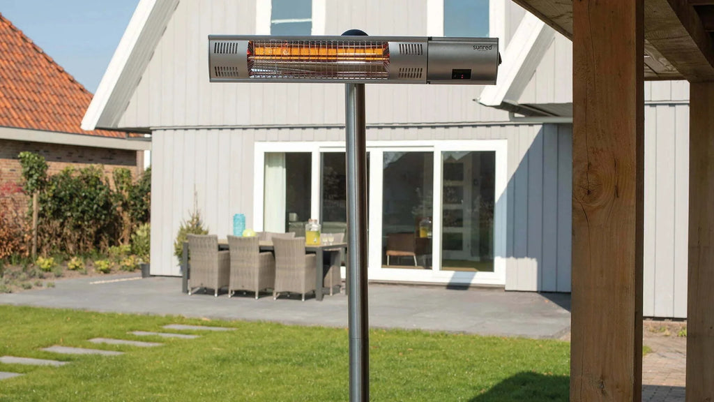 staande zilver heater van Sunred met in een gezellige tuin onder overkapping