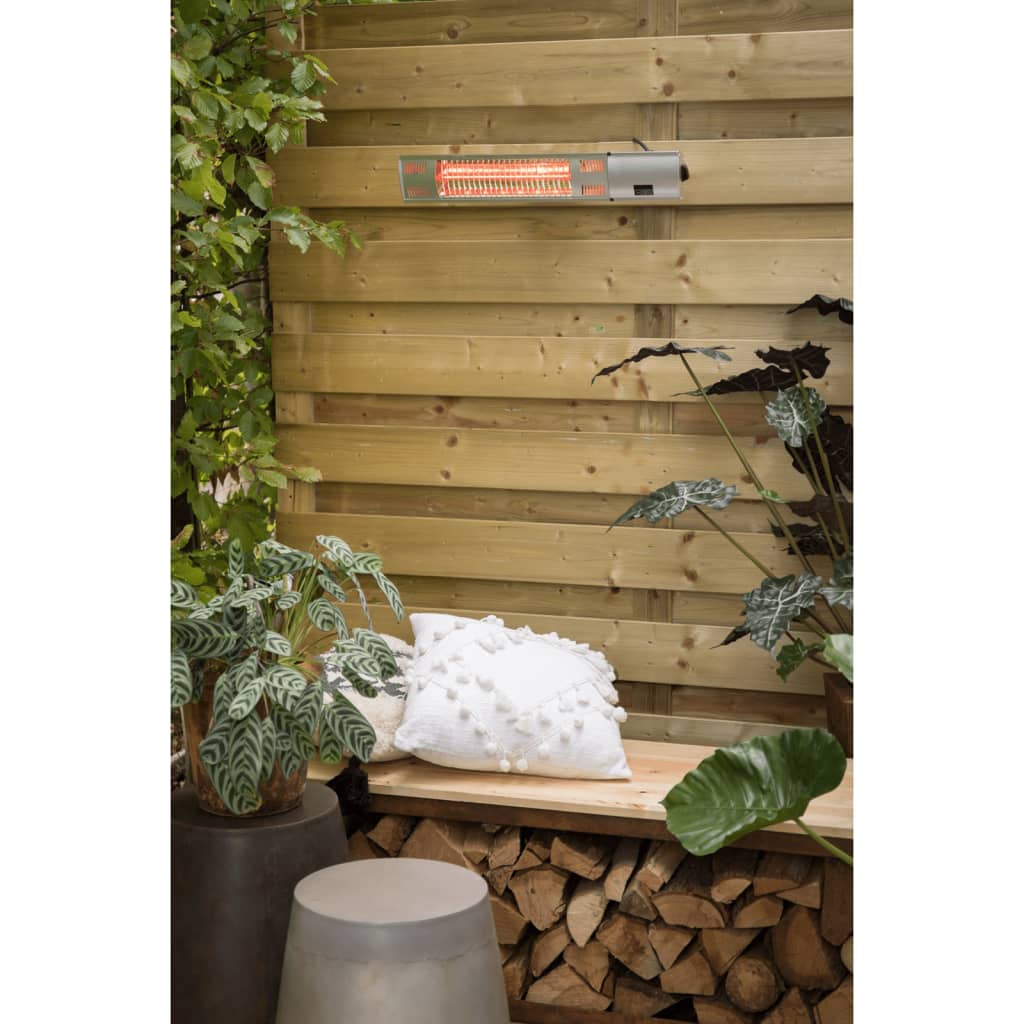 stijlvolle tuin met de Sunred rose gold zilveren Royal Diamond wand terrasverwarmer of heater