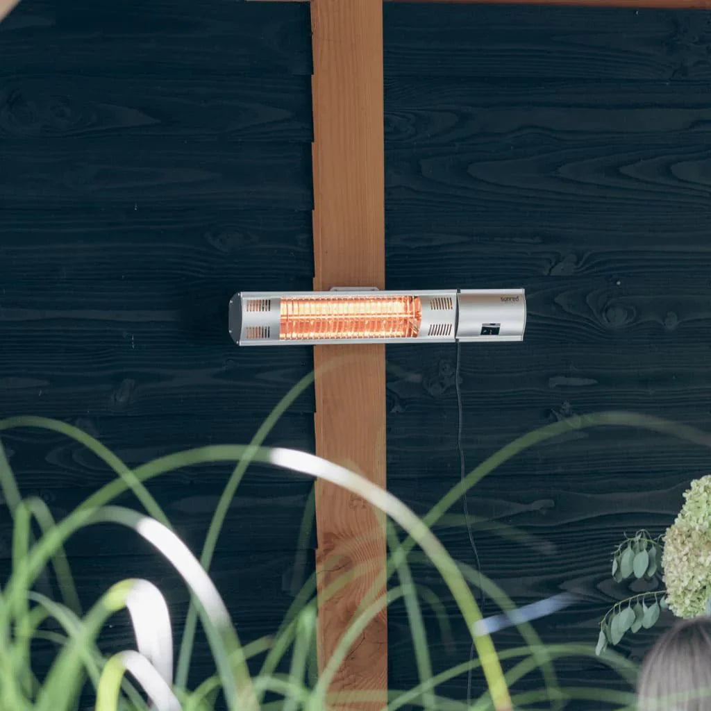 gezellige tuin met de Sunred rose gold zilveren Royal Diamond wand terrasverwarmer of heater