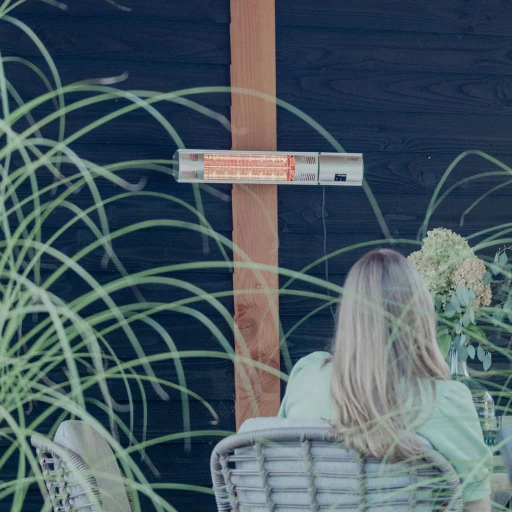 sfeervolle tuin met de Sunred rose gold zilveren Royal Diamond wand terrasverwarmer of heater